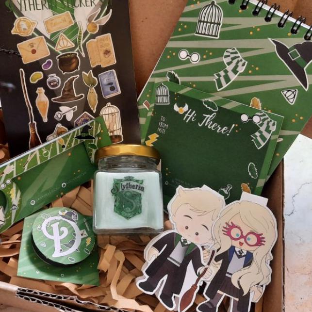 

❆ hogwarts hermione draco slytherin ravenclaw hufflepuff gryffindor hadiah giftbox kotak ulang tahun ♥