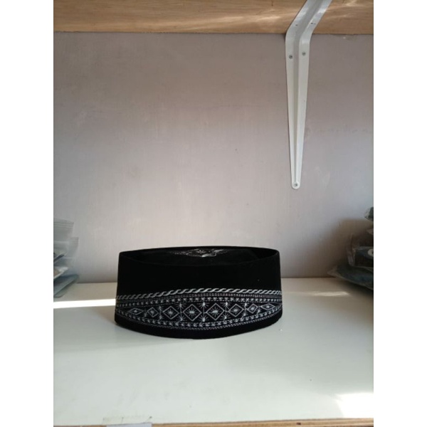 peci hitam motif bordir