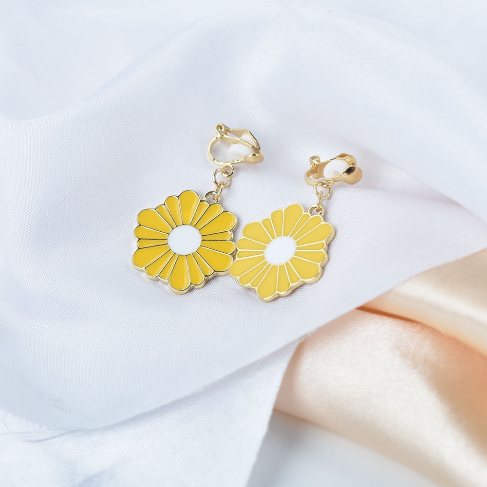 Anting Klip Enamel Bentuk Bunga Daisy Warna Kuning Untuk Wanita