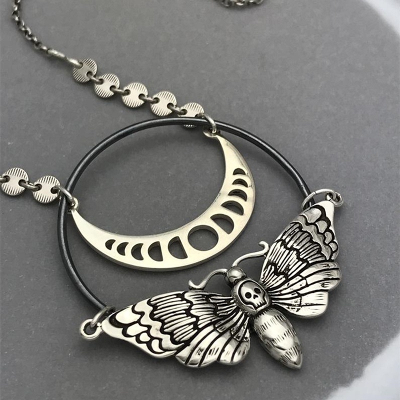 Kalung Hias Liontin Bulan Kerangka Moth Bahan Alloy Gaya Retro Untuk Wanita