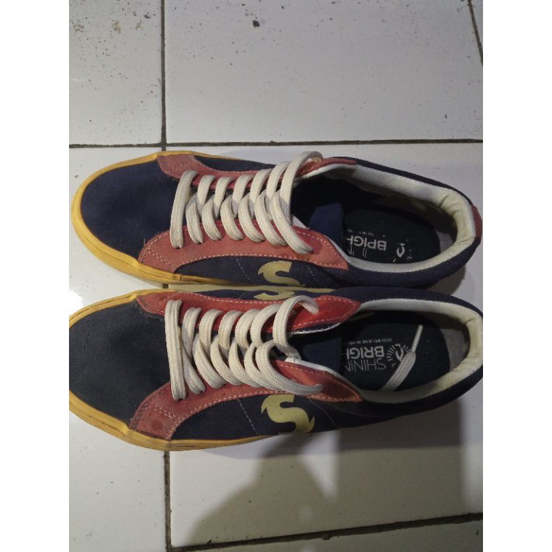 sepatu shining bright