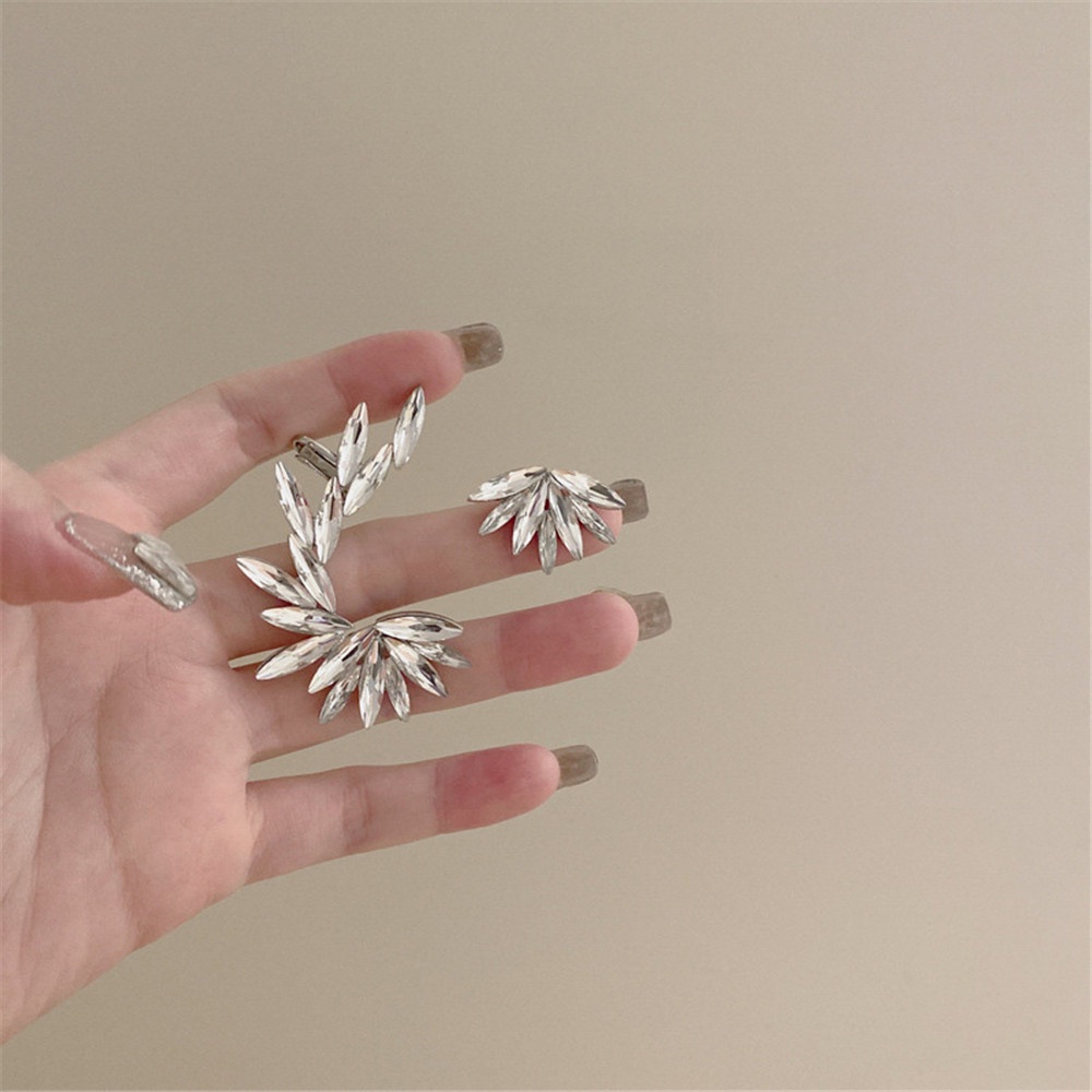 Anting Tusuk Asimetris Desain Sayap Malaikat Hias Kristal / Berlian Gaya Elegan Untuk Wanita