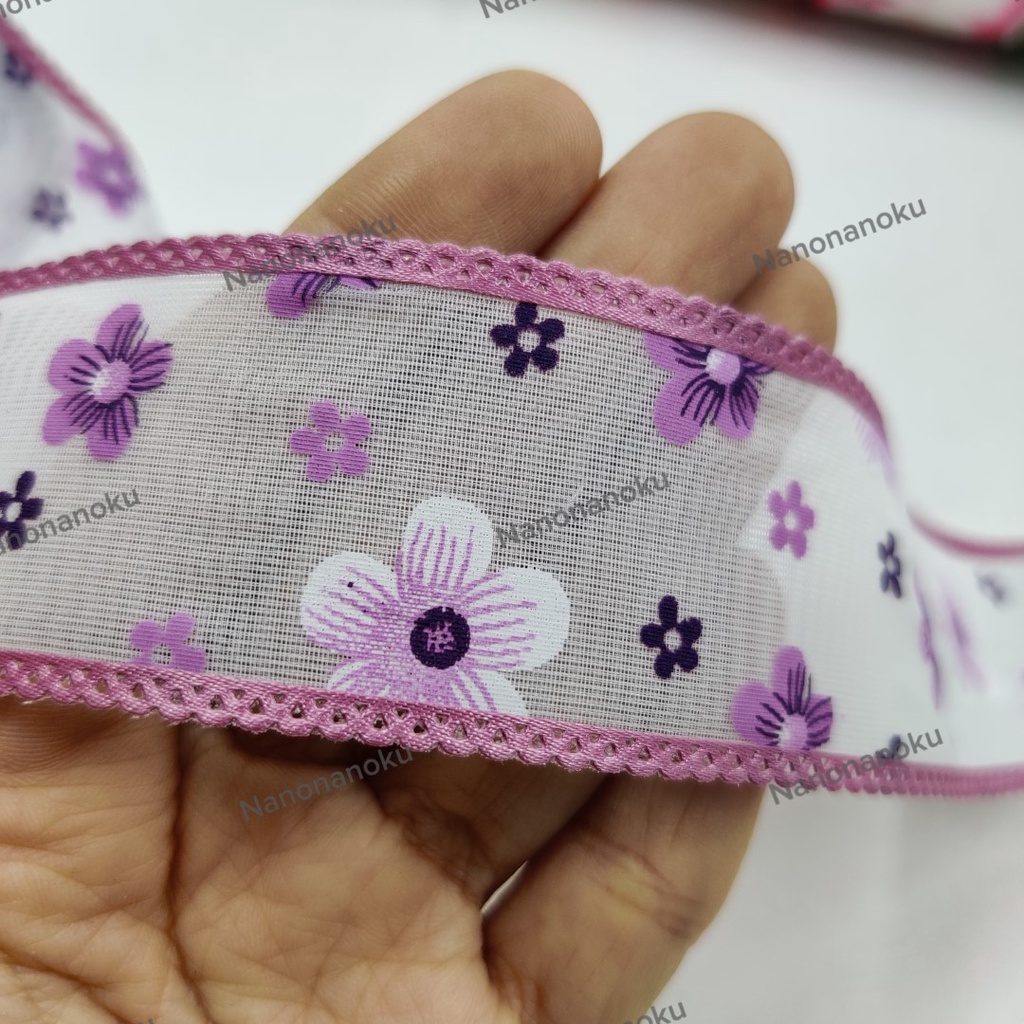 Pita Kain 3,8 cm Motif Bunga Dasar Putih Hampers Kado Parsel