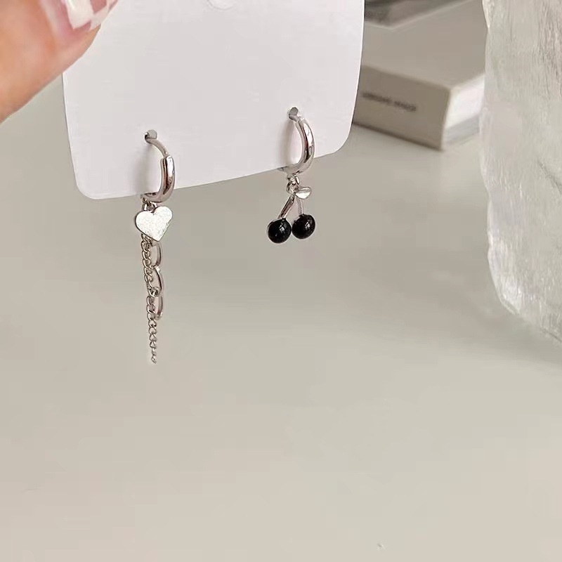 1 Pasang Anting Rumbai Asimetris Desain Hati Cherry Warna Hitam Putih Gaya Korea Untuk Wanita