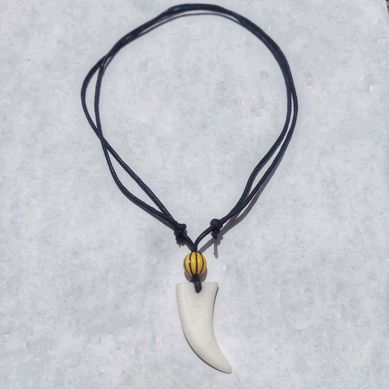 4s Grosir Solo || Kalung Taring Semir Tulang Asli || Kalung Jogja taring terbuat dari Tulang asli || Kalung Etnik Pria dan Wanita tali hitam korea dengan Liontin Tulang di ukir berbentuk Tulang Putih