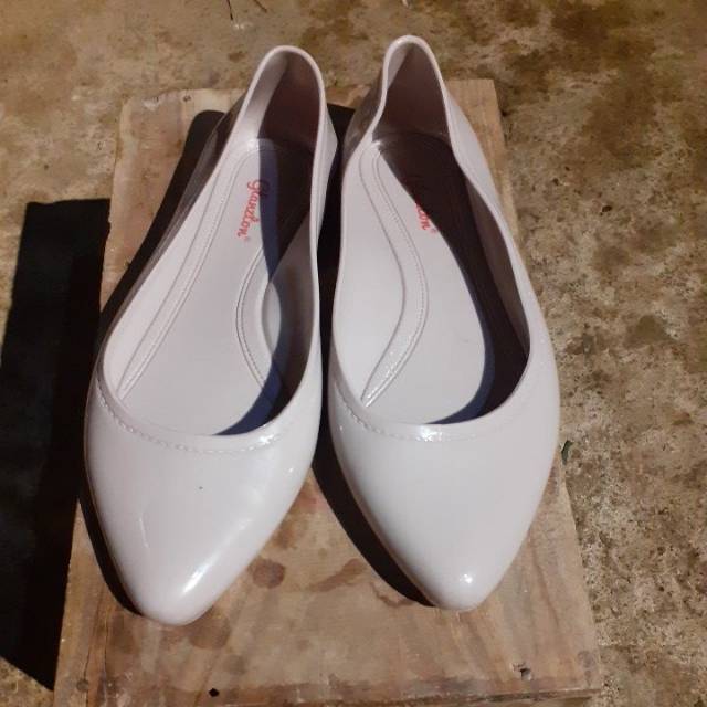 Sepatu plastik wanita terkini