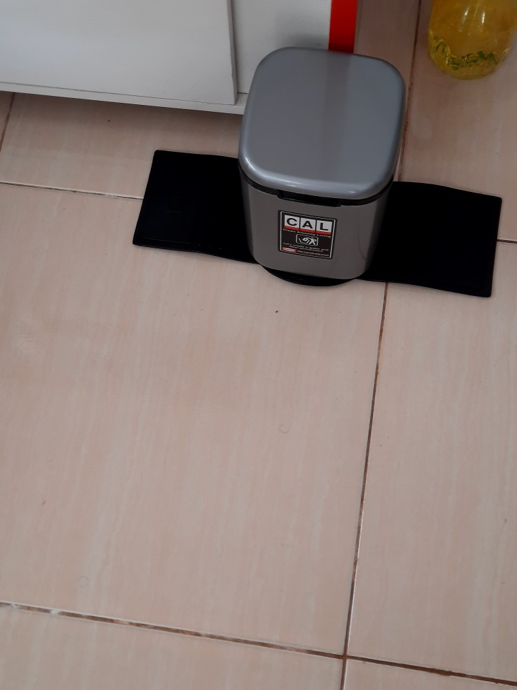 Tempat Sampah Mobil Simple Kotak Tong Sampah Dengan Tatakan Karet Untuk Kebersihan