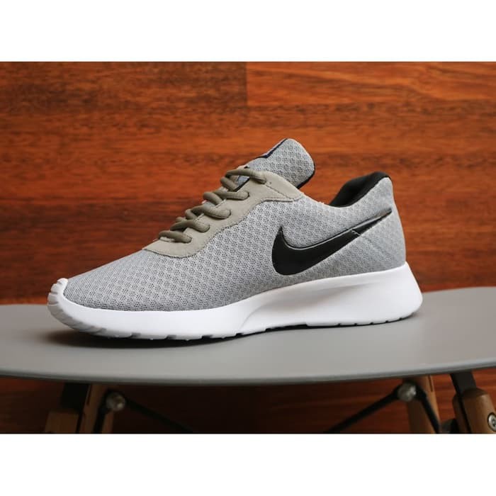 nike tanjun grey sneakers
