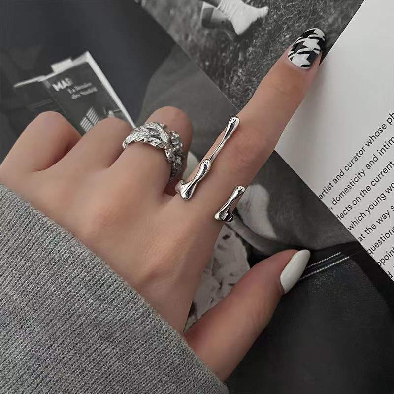 Cincin Model Terbuka Bahan Metal Warna Silver Gaya Punk Vintage Untuk Wanita