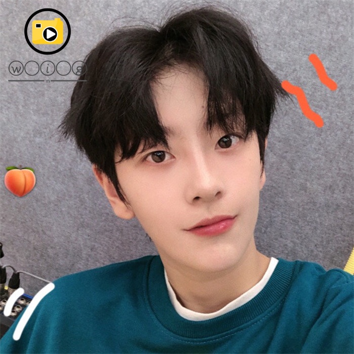 Wig rambut pendek pria dengan poni rambut keriting pendek trendi yang tampan