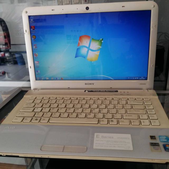 Sony Vaio vpcea36fg - Core i5 m560 cpu 2.67ghz - VGA Amd radeon Hd 6500m - Normal Lancar Jaya