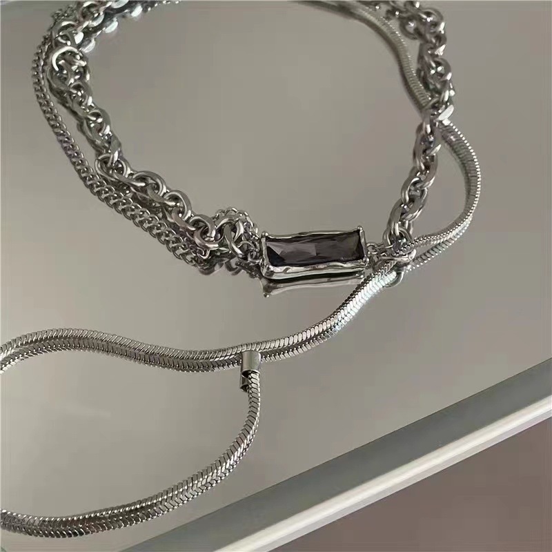 Kalung Rantai Panjang Tebal Hias Kristal Warna Hitam Gaya Vintage Untuk Wanita