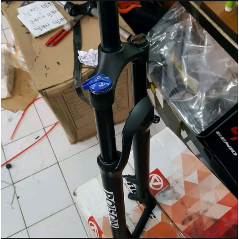 Fork 26 Poison Travel 120 black stanchion lock