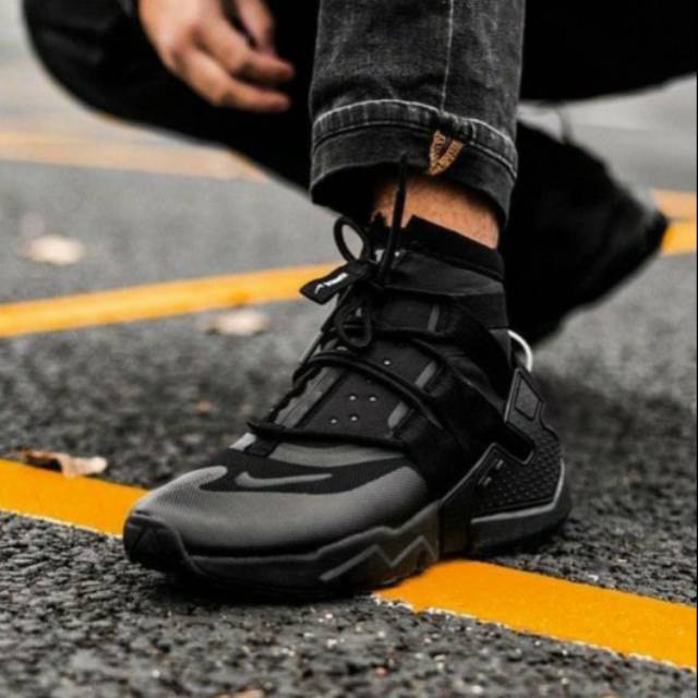 huarache gripp triple black