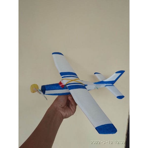 Mainan psawat tenaga karet bisa terbang