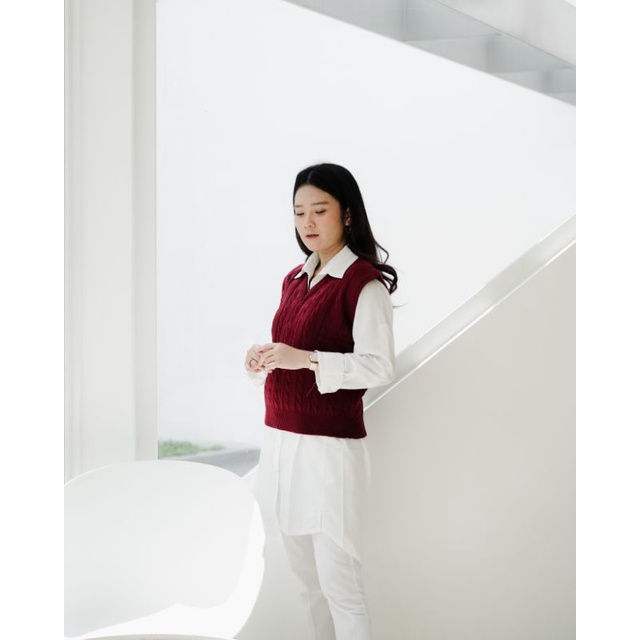 KNITARIAN - Jennie Vest Rompi Rajut Cable Wanita Merah