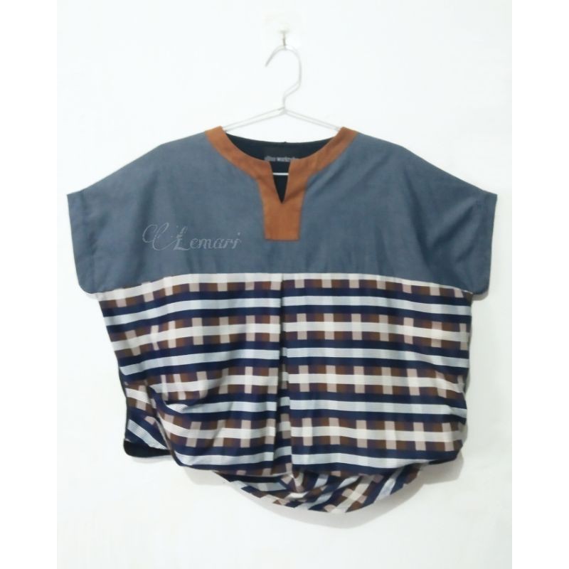 Oline Workrobe Simple Top in Denim Blue mix Blue And Brown Motif (Preloved)