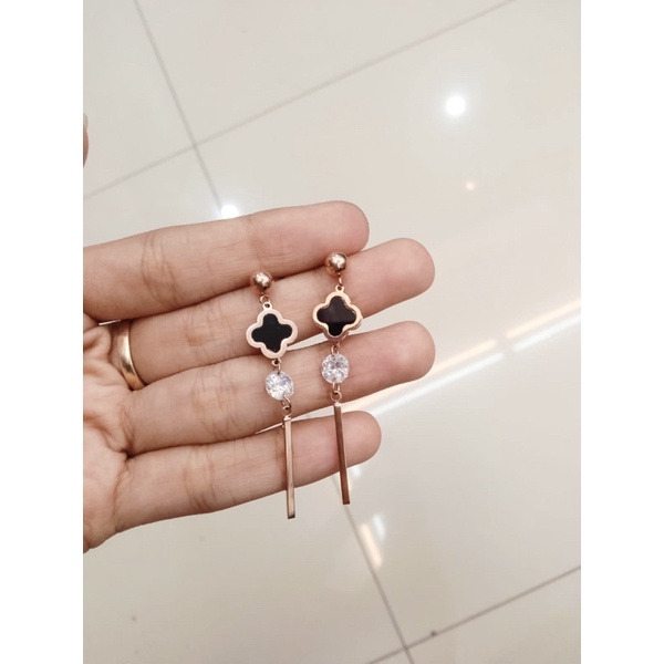 Anting Van Cleef titanium