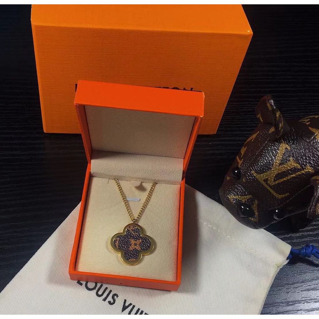 Kalung Rantai Dengan Liontin Clover Bahan Baja 18k Untuk Wanita