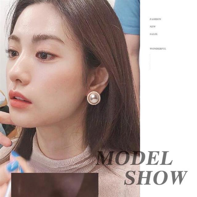 925 jarum perak retro gaya pengadilan Hepburn gaya Bersih merah elegan putaran kancing manis Chanel