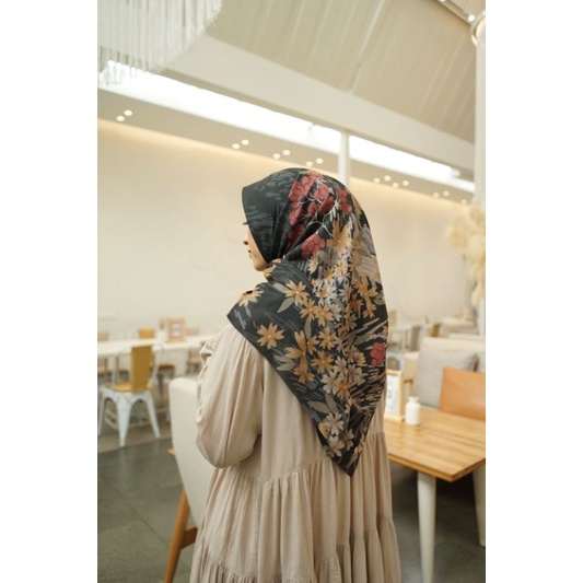 hijab segi empat voal motif bunga hitam