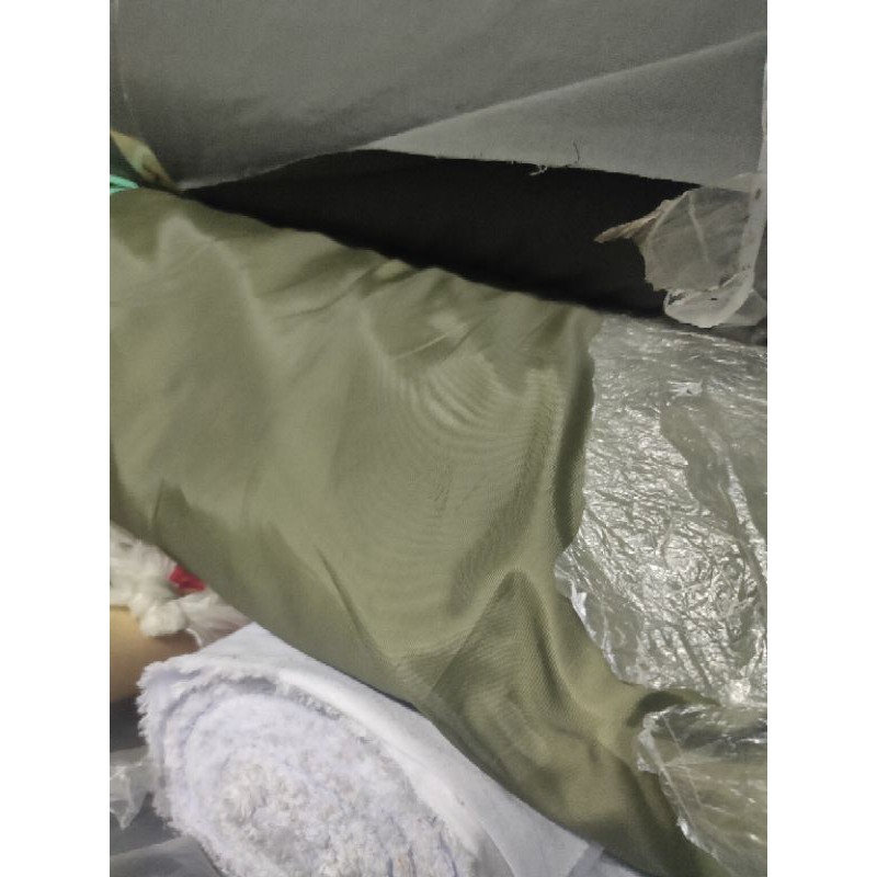 kain parasut parasit hijau army olive yard gulungan dalaman background lapisan jaket murah tipis