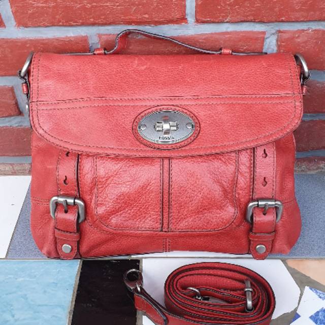 FOSSIL MADDOX RED TOP HANDLE.
