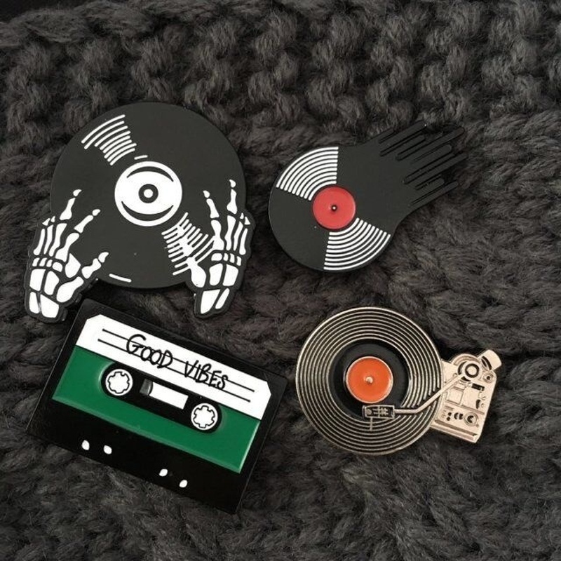 Rock Bros Pin Enamel Desain Kartun Tangan Tengkorak Vinyl Record Player Gaya Klasik Untuk Hadiah