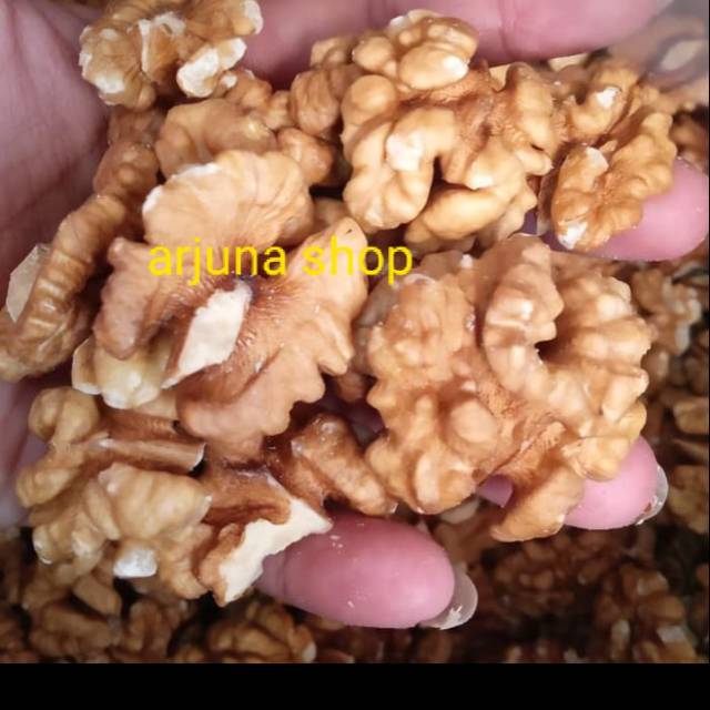 

Kacang walnut / walnut nuts ready Eat / 500 Gram