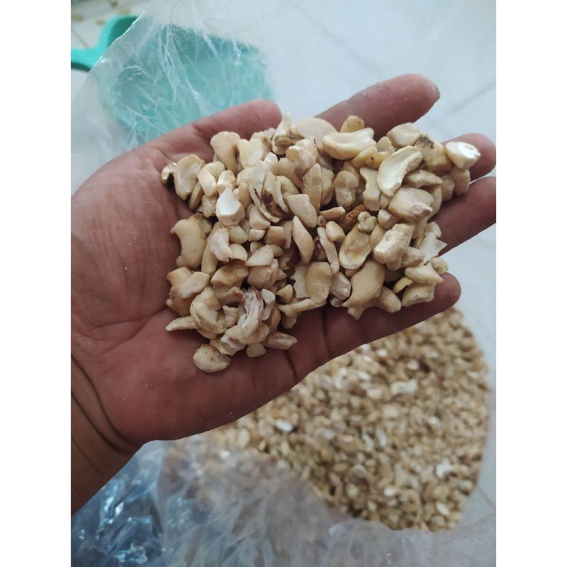 

Kacang mete/mede Wonogiri fresh pecah mentah kemasan 1kg
