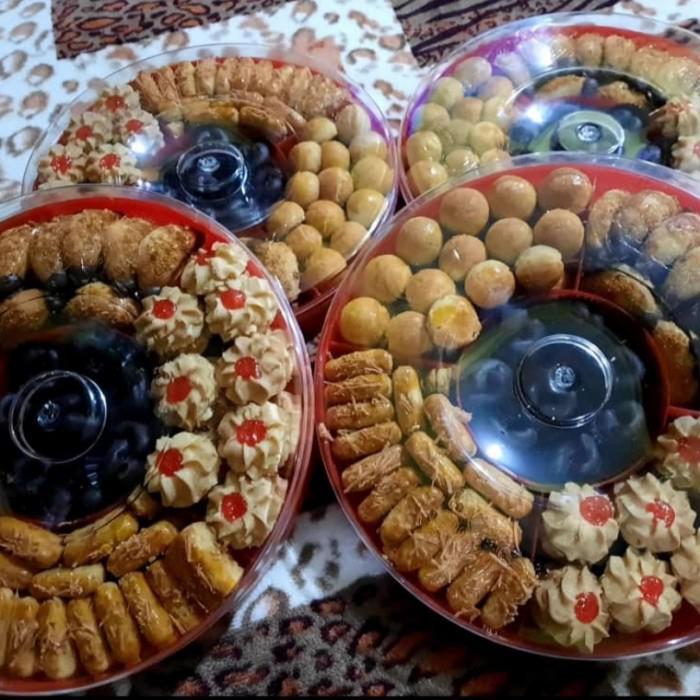 

PARCEL KUE KERING WISMAN KUE KERING KOMBINASI KUE LEBARAN MURAH