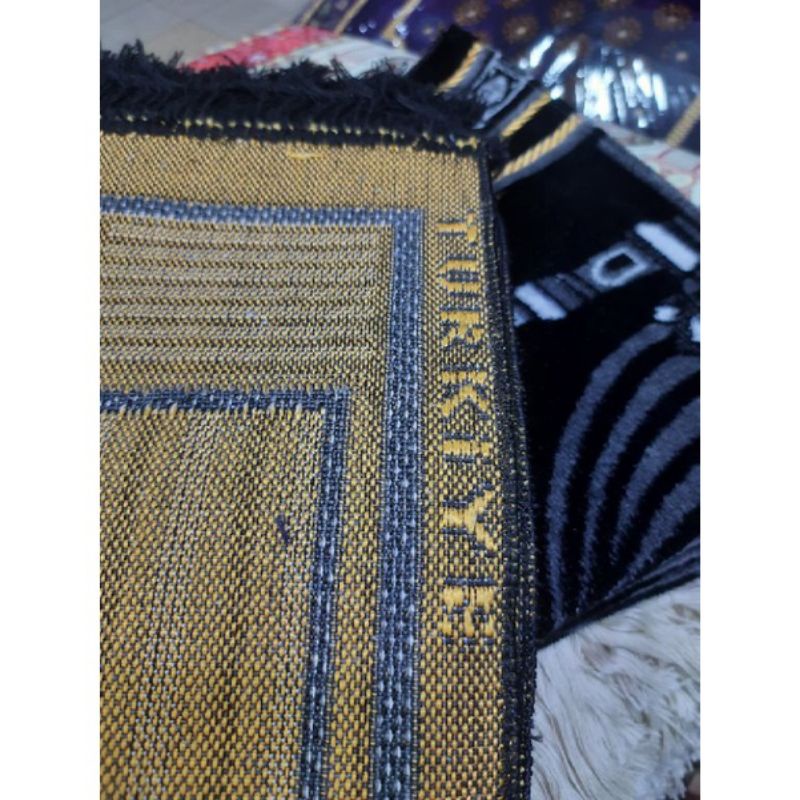 SAJADAH DEWASA TURKY KISWAH HITAM EXCLUSIVE TERBARU/ukuran 110cmX70cm/Bahan bludru premium gold Spiegel halus dan lembut / muslim