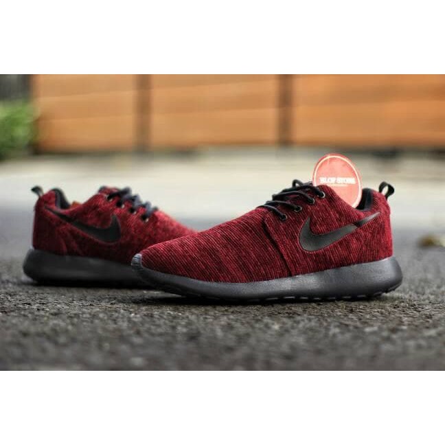 nike roshe runs maroon