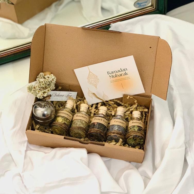 

(PROMO ZSF51) Hampers Lebaran Parsel Ramadhan Artisan Tea Parcel Puasa Ied Mubarak Gift Kado Hemat Ulang Tahun Wisuda Gift New Year Imlek Valentine Kado Wedding Anniversary Get Well Soon Hampers Custom Teh Bunga Kado Special Hampers Isoman Unik Special Gi