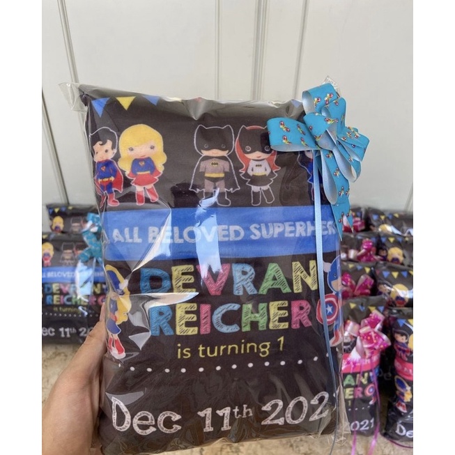 

HAMPERS / BINGKISAN BANTAL KARAKTER CUSTOM DESIGN (Free design + nama + foto)