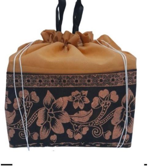 

ホ Tas hajatan serut bambu batik kotak nasi 22 x 22 tas spunbond tas box nasi tas kotak nasi