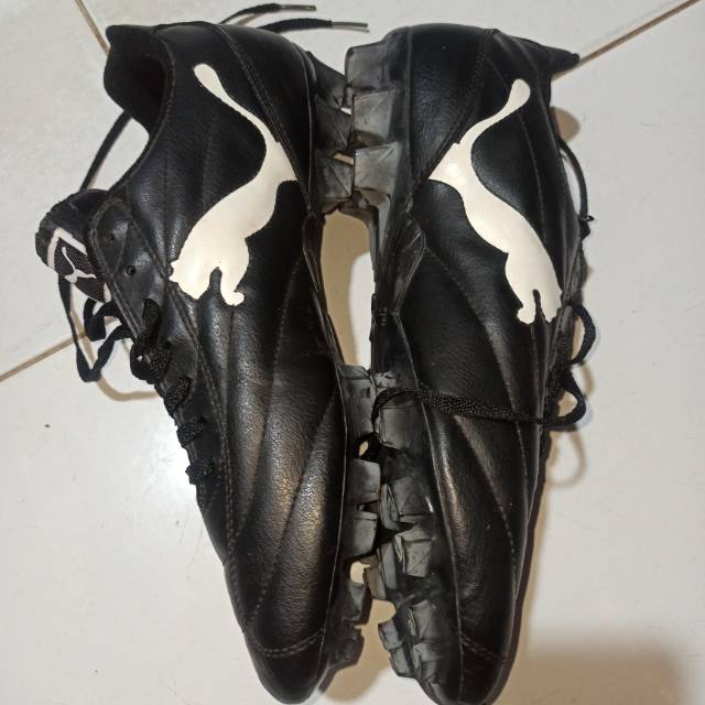 Sepatu sepak bola merk puma size 44