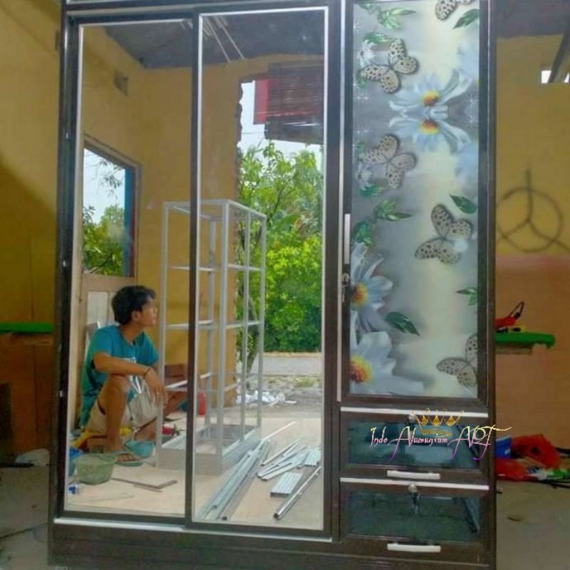 Lemari / Almari Baju Pakaian Pintu 3 Full Kaca Bahan Alumunium
