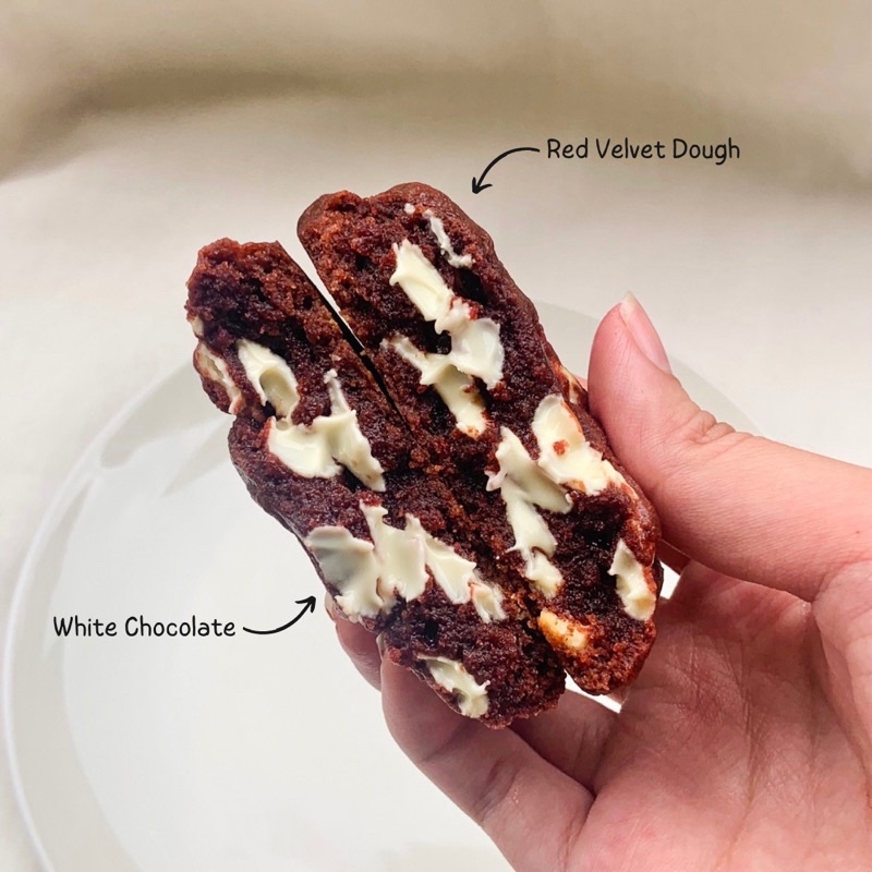 

Soft Cookies: White Velvet (Red Velvet White Chocolate)