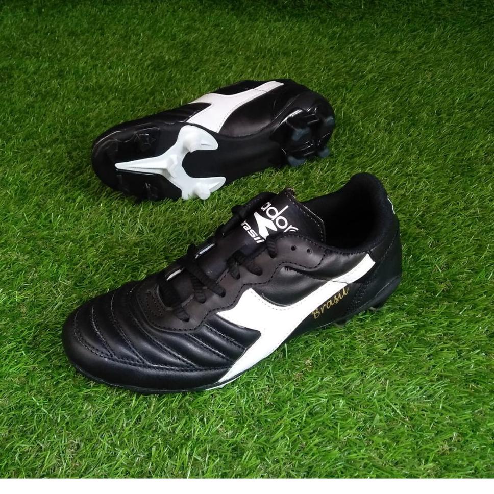 Modern.. Sepatu bola kulit diadora terbaru