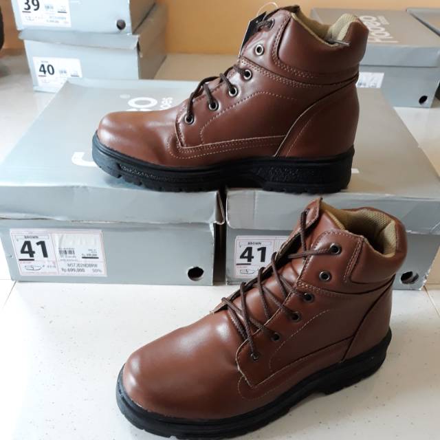 Sepatu boot pria size 41 coklat Fladeo ori