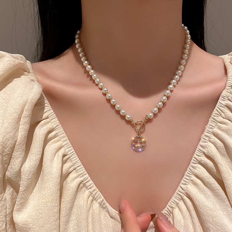 Kalung Choker Rantai Klavikula Hias Liontin Mutiara Wajah Senyum Untuk Wanita