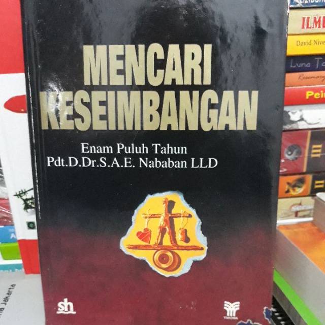 Buku 100% original MENCARI KESEIMBANGAN  , ENAM PULUH TAHUN Pdt. D.DR. S.A.E. Nababan LLD