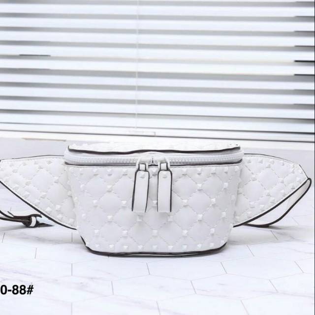 New VALENTINO Garavani Belt Bag
Belt Bag VALENTINO Free Rockstud Spike10-88#