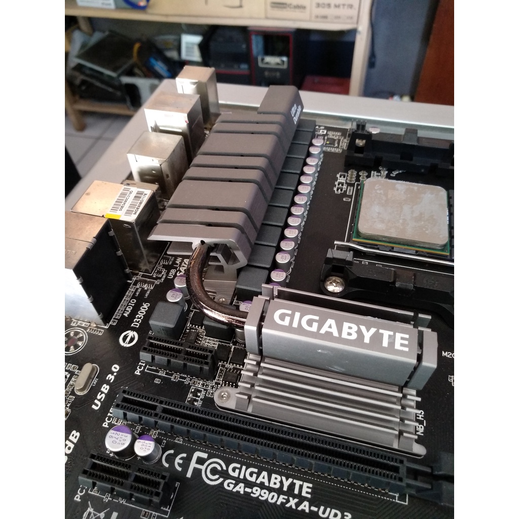 Motherboard Gigabyte GA-990FXA-UD3 R4 / Processor AMD FX 8300 4.2GHz / RAM Gskill Trident X 16GB 240