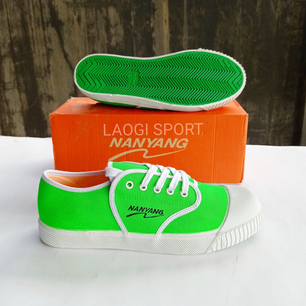 Sepatu nanyang motif hijau stabilo