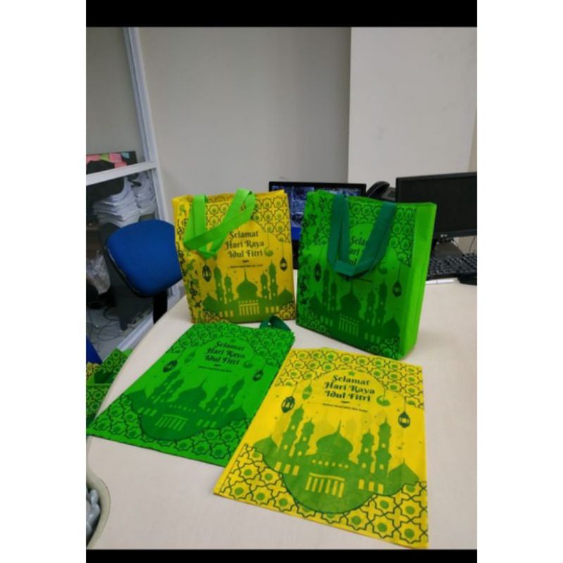 

Tas spundbond lebaran 30x40x8 [Harga lusinan] - Goodie bag lebaran Tas Hantaran lebaran