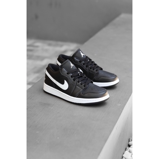 nk jordan 1 low black white