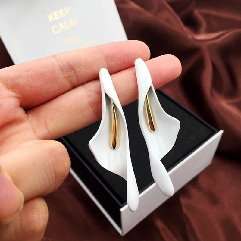 Anting Tusuk Gantung Desain Bunga Calla Lily Warna Putih Untuk Wanita