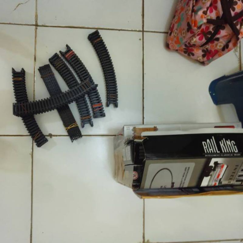 rel kereta api mainan